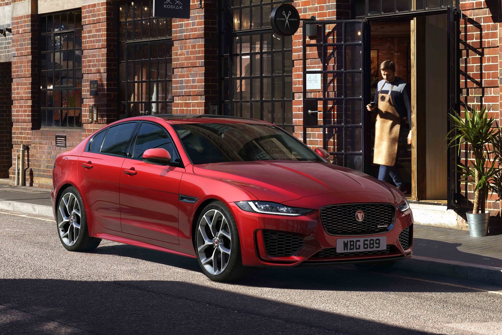 Купить Jaguar XE в Москве | Продажа Ягуар ХЕ у официального дилера Авилон