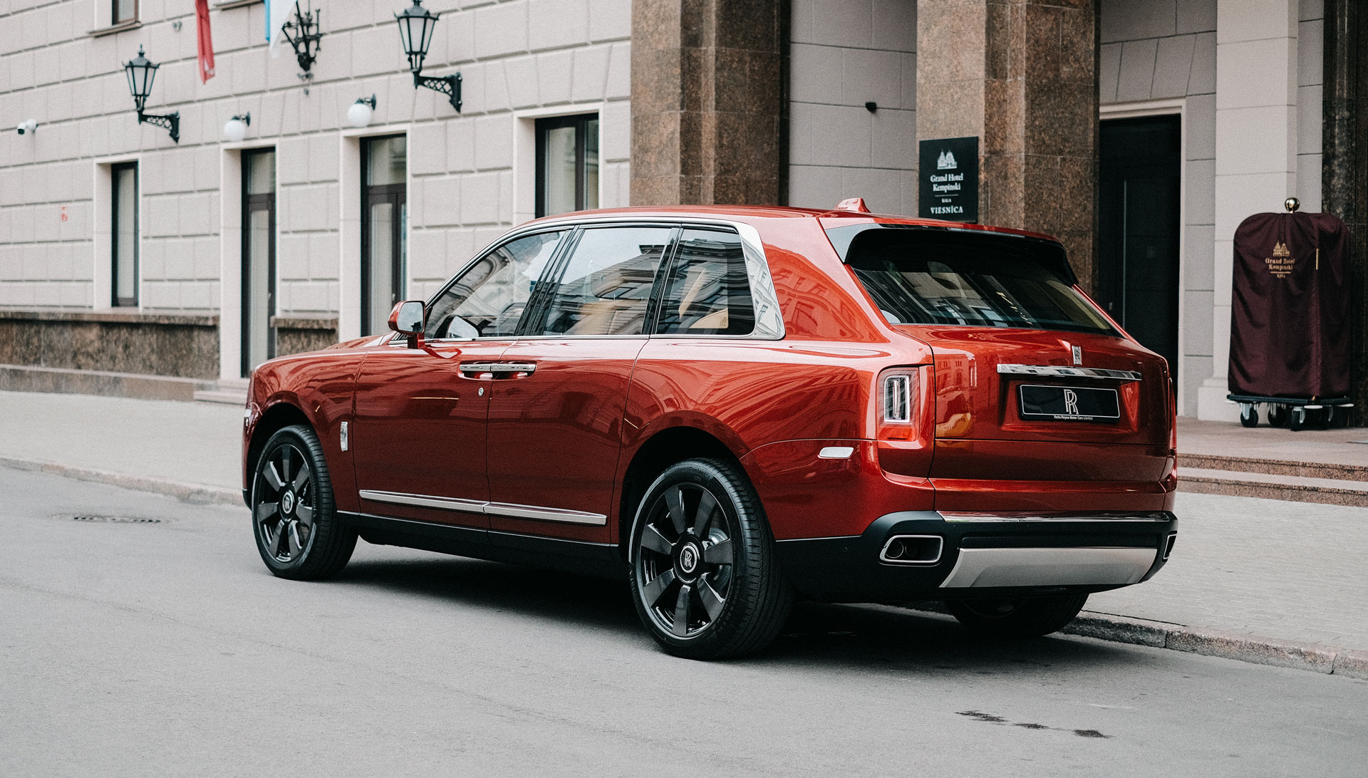 Rolls Royce Cullinan ночью