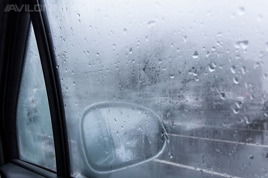 Стекла автомобиля интенсивно запотевают во время дождя: что делать