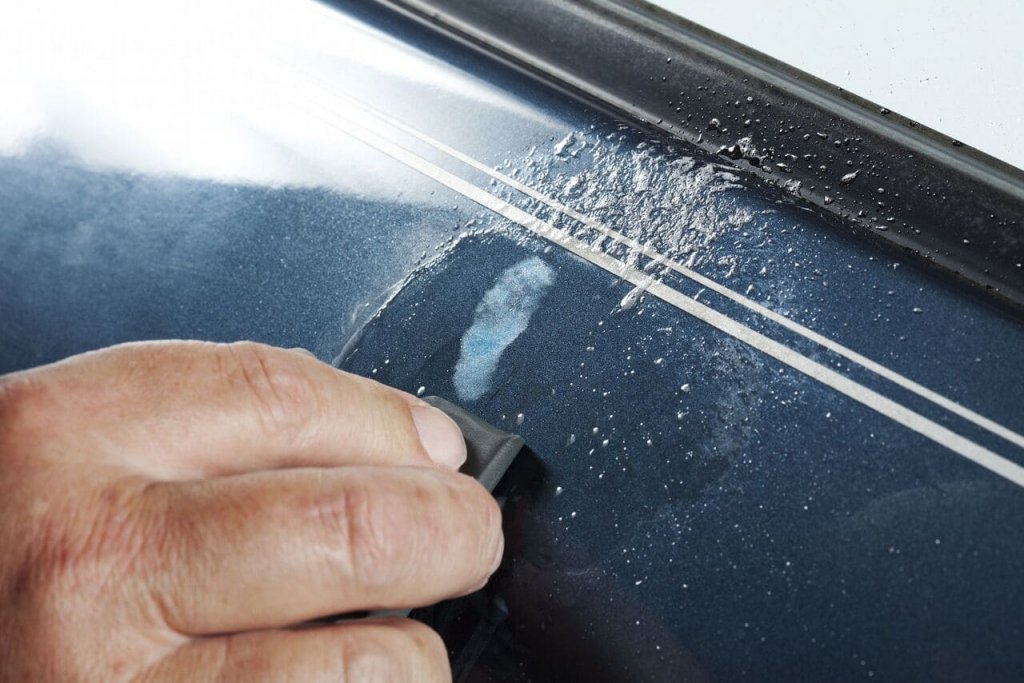 Как убрать царапины со стекла автомобиля своими руками