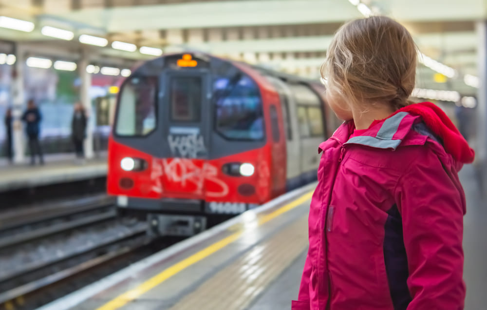 Как ездить с детьми в общественном транспорте?