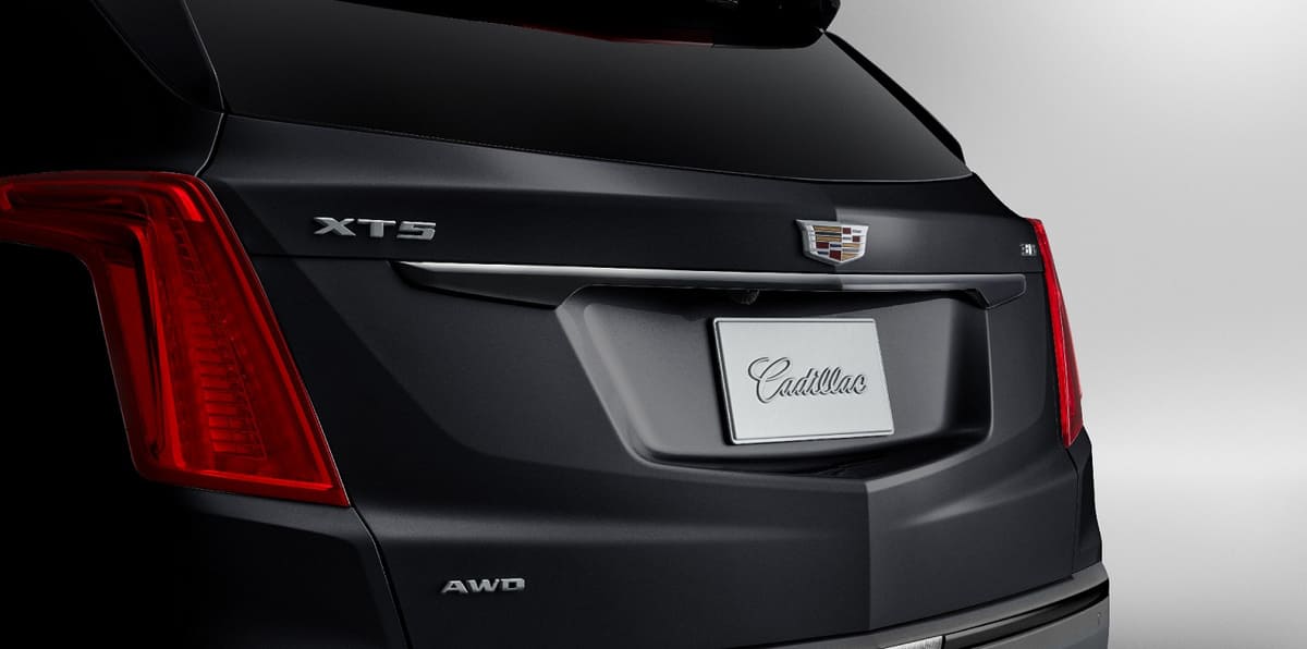 Cadillac XT5 Black Ice декоративная полоска над задней номерной плашкой